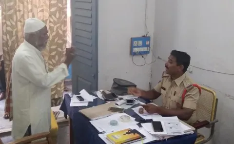 Sub inspector demands  bribe to drop circket betting case in jammalamadugu - Sakshi