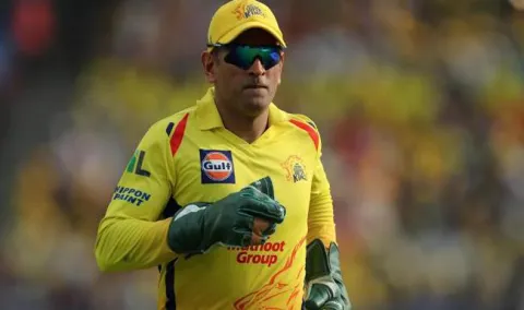 What goes into msdhoni mind before he chooses a particular bowler - Sakshi
