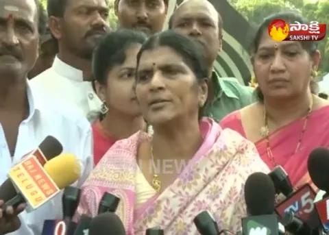 Lakshmi Parvathi Pays Tribute To Sr NTR in NTR Ghat Hyderabad - Sakshi