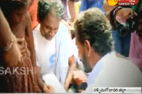 Praja Sankalpa Yatra- Lorry driver vinay babu meets ys jagan mohan reddy  - Sakshi