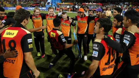 Sunrisers players dance performance - Sakshi