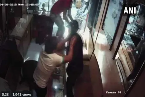 Robbery bid in jewellery shop foiled in Delhi - Sakshi