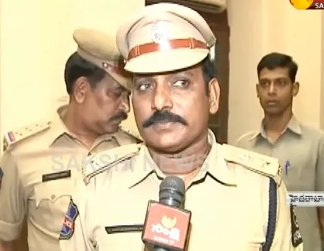 Donot believe social media rumors on Kidnap gangs says DCP Satyanarayana - Sakshi