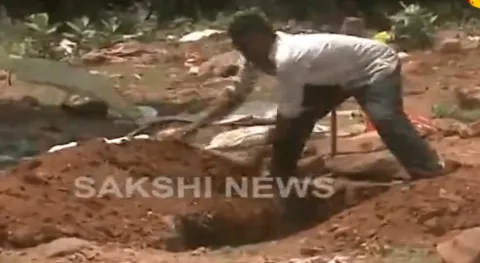 Vizag People Facing Problems With Burial ground - Sakshi