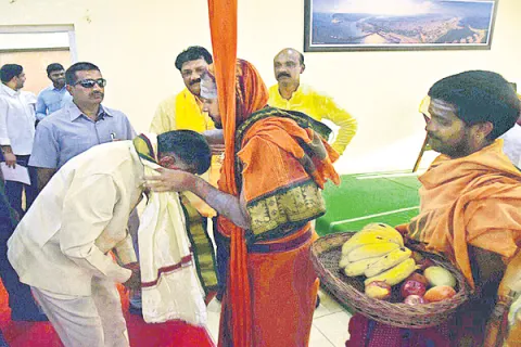 Fake Baba blessed AP CM Chandrababu at Visakha Airport - Sakshi