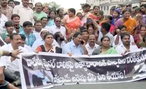 Protesting YSRCP MLAs arrested - Sakshi