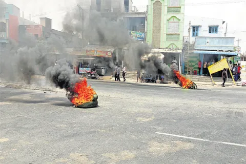 60-year-old rapes nine-year old girl in Guntur, locals raze house of accused, block highway - Sakshi