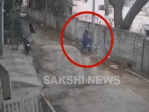 Chain Snatcher Attacks Woman in Bangalore Video Goes Viral - Sakshi
