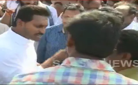 Angaluru Private Teachers Meet YS Jagan In Praja Sankalpa Yatra - Sakshi