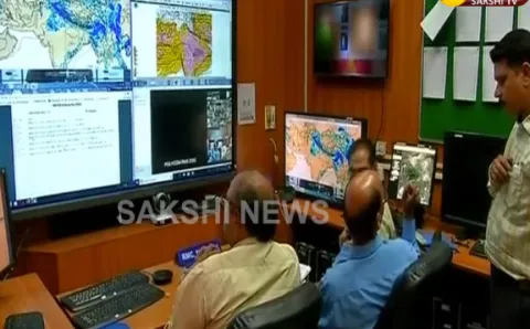Dust Storm Hits Delhi, Other Cities, 20 States On Storm Alert - Sakshi