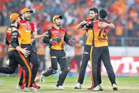 Sunrisers Hyderabad beats RCB by 5 runs  - Sakshi