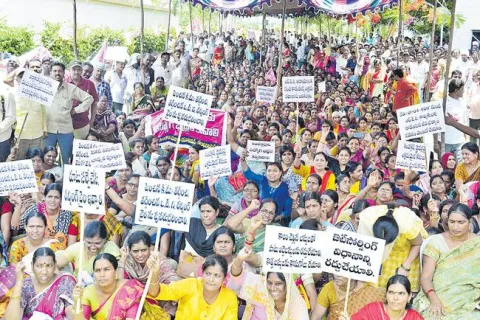 Telangana RTC Workers Protest At  Bus Bhavan Over Salary Revision - Sakshi