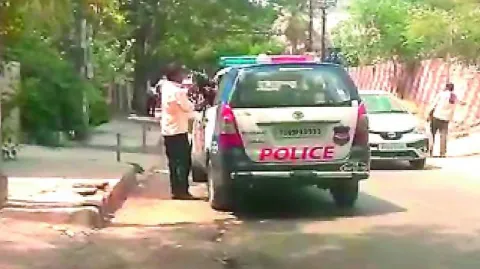 Hyderabad Police buying alcohol from patrol vehicle Video Goes Viral - Sakshi