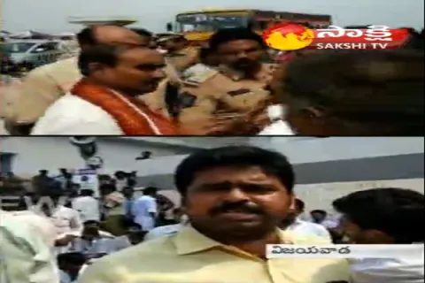 Insult to Barbers- Nayee Brahmins Protest in Vijayawada Kanakadurga Temple - Sakshi