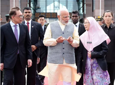  PM Modi meets Malaysian counterpart Mahathir - Sakshi