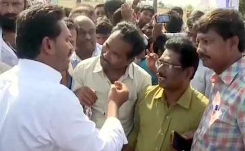 YS Jagan mohan reddy Meet Atirasa Caste People in praja sankalpa yatra - Sakshi