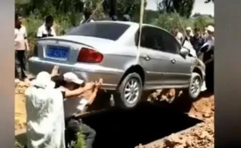 Chinese villagers bury a man with his Hyundai car - Sakshi