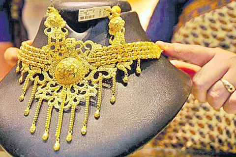 Gold Prices Fall Again - Sakshi