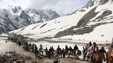 Jammu Kashmir governor reviews arrangements for Amarnath Yatra - Sakshi