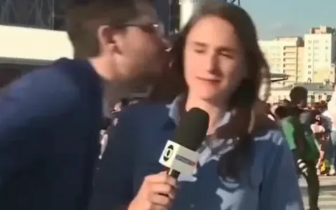Female Sports reporter dodges harassing football fan kiss - Sakshi