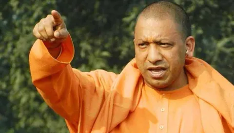 UP CM Yogi Adityanath refuses to wear cap at Kabir mausoleum - Sakshi