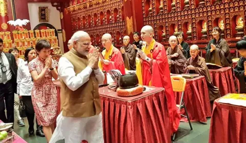 PM Modi Visits Hindu, Buddhist Temples And Mosque In Singapore - Sakshi