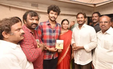 Ys Jagan LaunchedSongs CD In Praja Sankalpa Yatra East Godavari - Sakshi