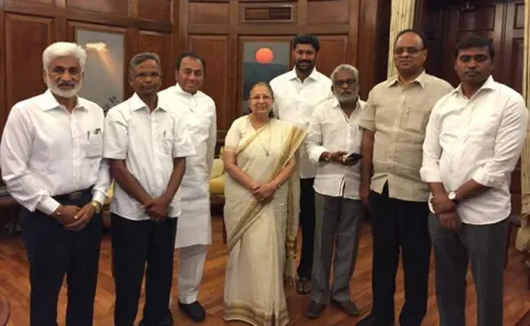 Loksabha Speaker Sumitra Mahajan Accepts YSRCP MPs Resignations - Sakshi