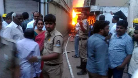 Fire breaks out in Asian paint godown at Ranigunj - Sakshi