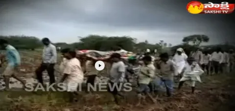 Ismailkhanpet Villagers Demands Govt To Provide Road For Burial Ground - Sakshi