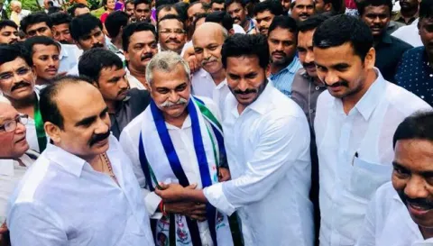 Ex- Minister Manugunta Mahidhar Reddy joins in YSRCP - Sakshi