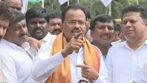 Motkupalli Narasimhulu Once again Sensational Comments on Chadrababu in Tirumala - Sakshi