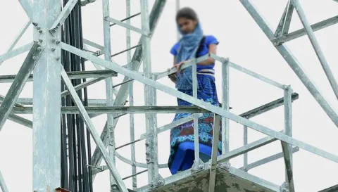 Woman Protest At Cell Tower In Yadadri District - Sakshi