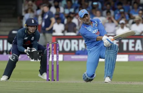 MS Dhoni Enters 10,000 Run Club In ODI - Sakshi