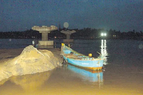 Boat accident in East Godavari - Sakshi