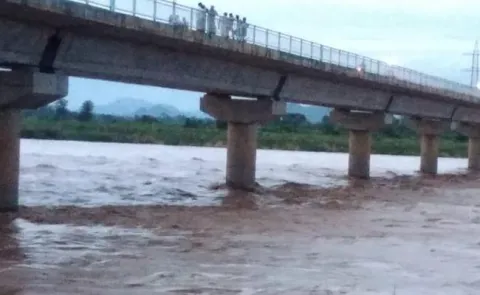  Daily Wagers Stranded In Vamshadara At Srikakulam - Sakshi