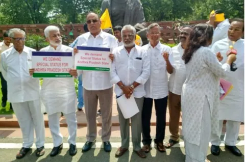 YSRCP Former MPs Protest In Delhi - Sakshi
