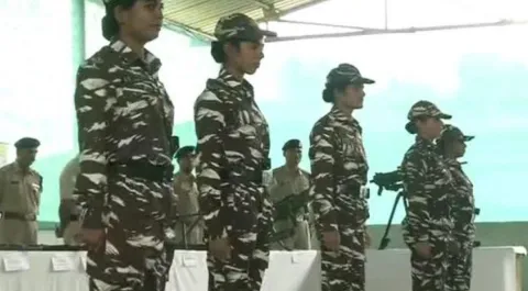 CRPF women commandos prepared to deal with stone pelters - Sakshi