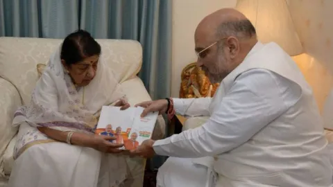 Amit Shah meets Lata Mangeshkar as part of BJP's 'contact for support  - Sakshi
