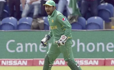 Sarfraz Ahmed Tries To Copy MS Dhoni, Fails Miserably - Sakshi