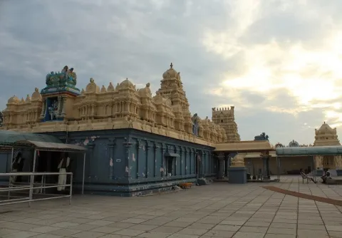 K Chandrasekhar Rao donates saris to Kaleshwaram temple get stolen, staff face heat - Sakshi