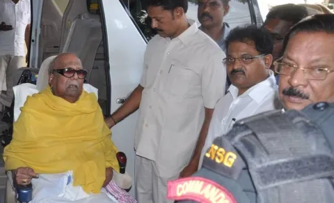 M Karunanidhi moved to Kauvery Hospital after health decline post midnight - Sakshi