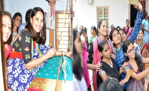 Pochampally Yadadri- Anchor Anasuya Visit handloom Workers - Sakshi