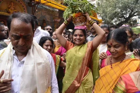 MP Kavitha Presents Bonam At Sri Ujjaini Mahankali Temple - Sakshi