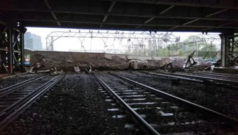 Bus smashed And Part Of Bridge Collapses In Mumbai Due To Heavy Rains - Sakshi