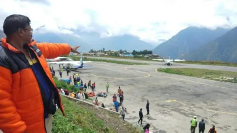 Kailash Mansarovar Yatra, 3000 pilgrims stranded in Hilsa base camp - Sakshi