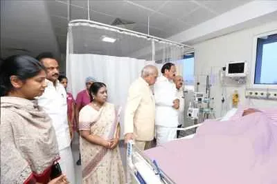 venkaiah naidu meets karunanidhi in kauvery hospital - Sakshi