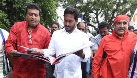 Actor Pruthvi ,vijay chandar meets YS Jagan in Padayatra - Sakshi