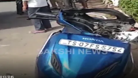 two killed in road accident in ranga reddy district - Sakshi