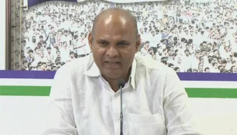 Kolusu Parthasarathi fires on Devineni Uma - Sakshi